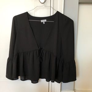Super cute flare sleeve top!